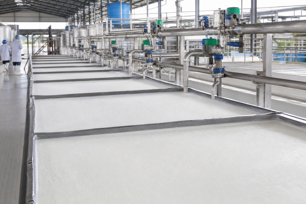Natural rubber latex coagulation trays with closed formic acid dosing lines